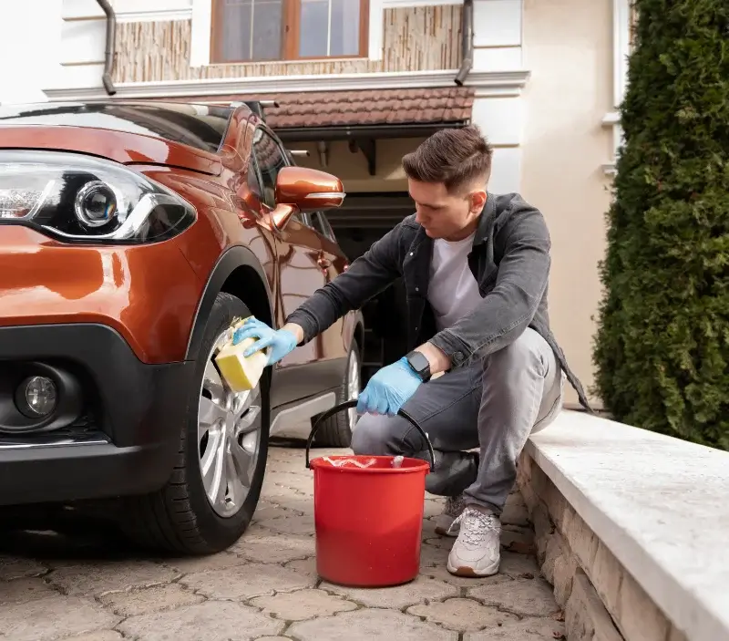 Lavage auto à domicile Lambres-lez-Douai : professionnel intervenant sur un véhicule